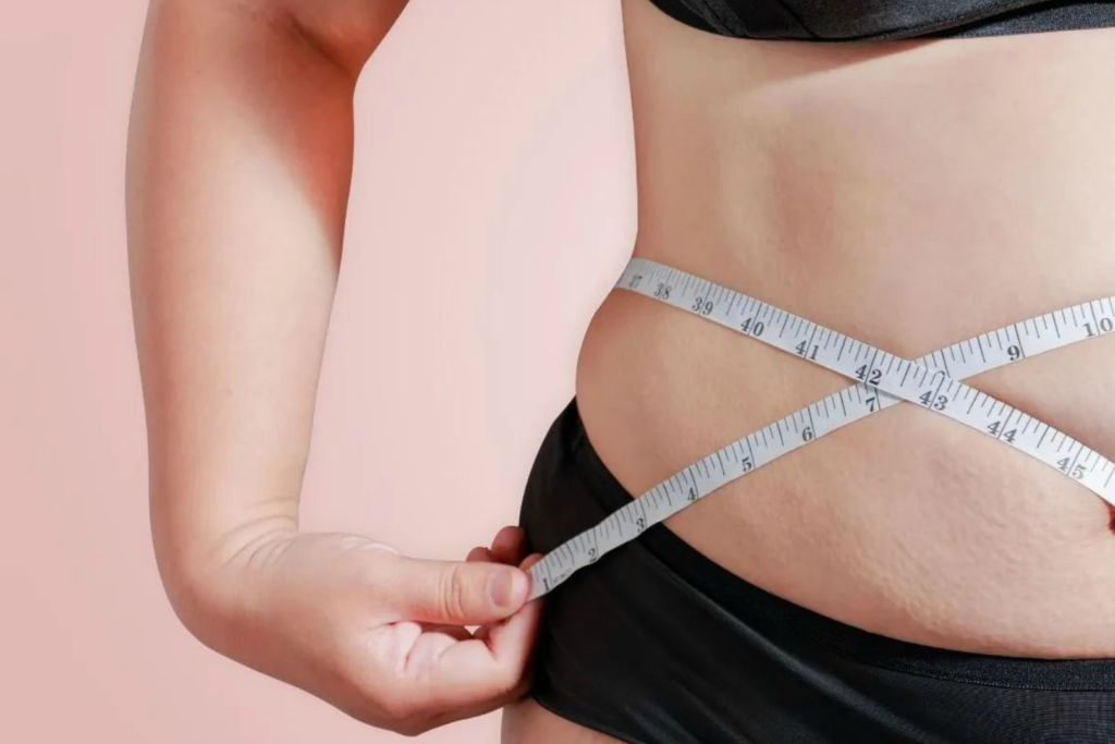 abdomen de uma mulher querendo perder peso.